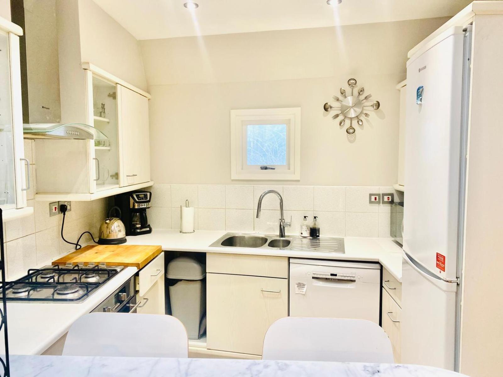 Large Self-Contained Cozy Studio Londyn Zewnętrze zdjęcie
